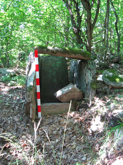 долмен и линия
